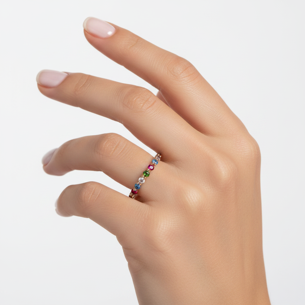 Anillo multicolor en mano