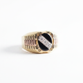 Anillo ónix fondo blanco limpio