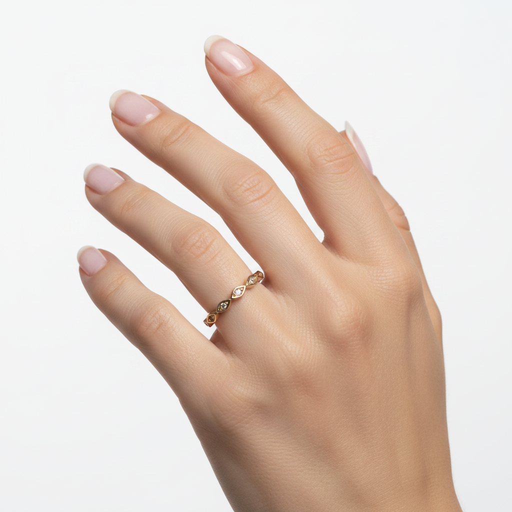 Anillo ojos diamante en mano