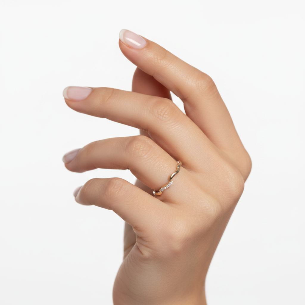 Anillo ondulado en mano