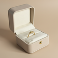 Anillo organizado en estuche