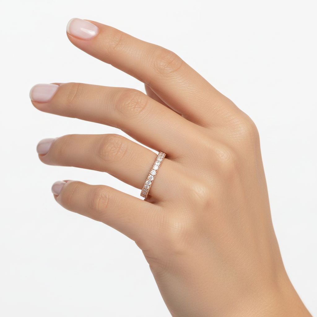 Anillo oro rosa diamantes milgrain en mano