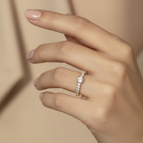 Anillo pavé completo en mano delicada