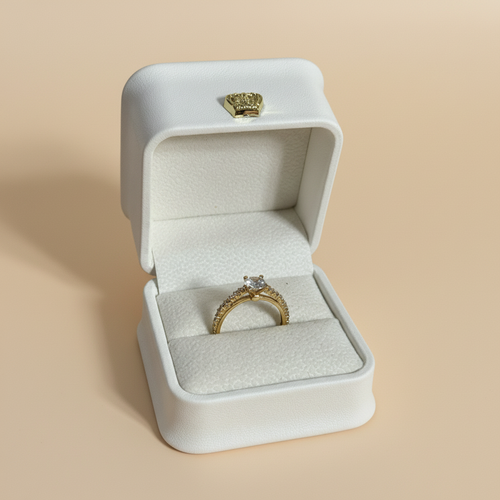 Anillo pavé en caja con fondo beige