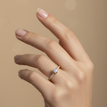 Anillo pavé en mano delicada