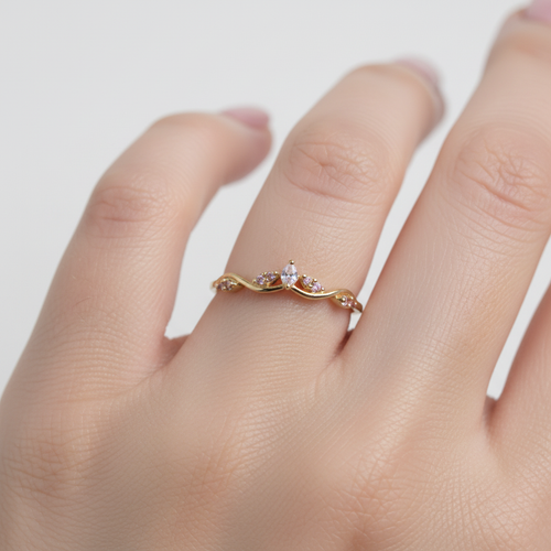 Anillo piedra blanca y rosa - mano