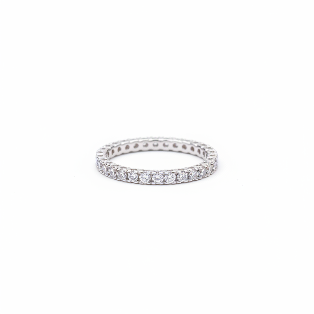 Anillo plata diamantes pavé fondo blanco