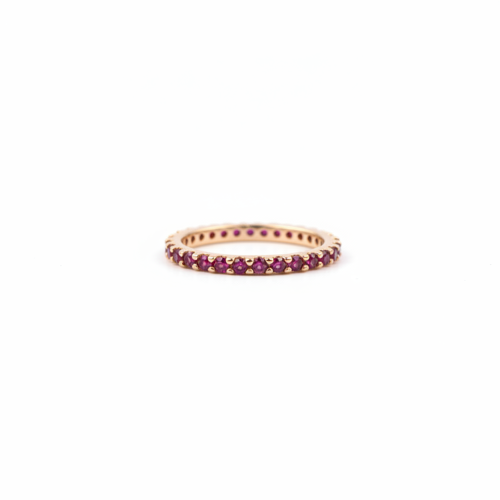 Anillo rubíes fondo blanco