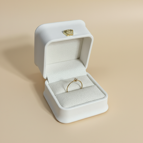 Anillo solitario delicado en caja beige