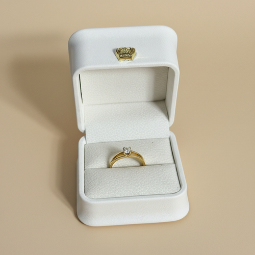 Anillo solitario en caja con fondo beige