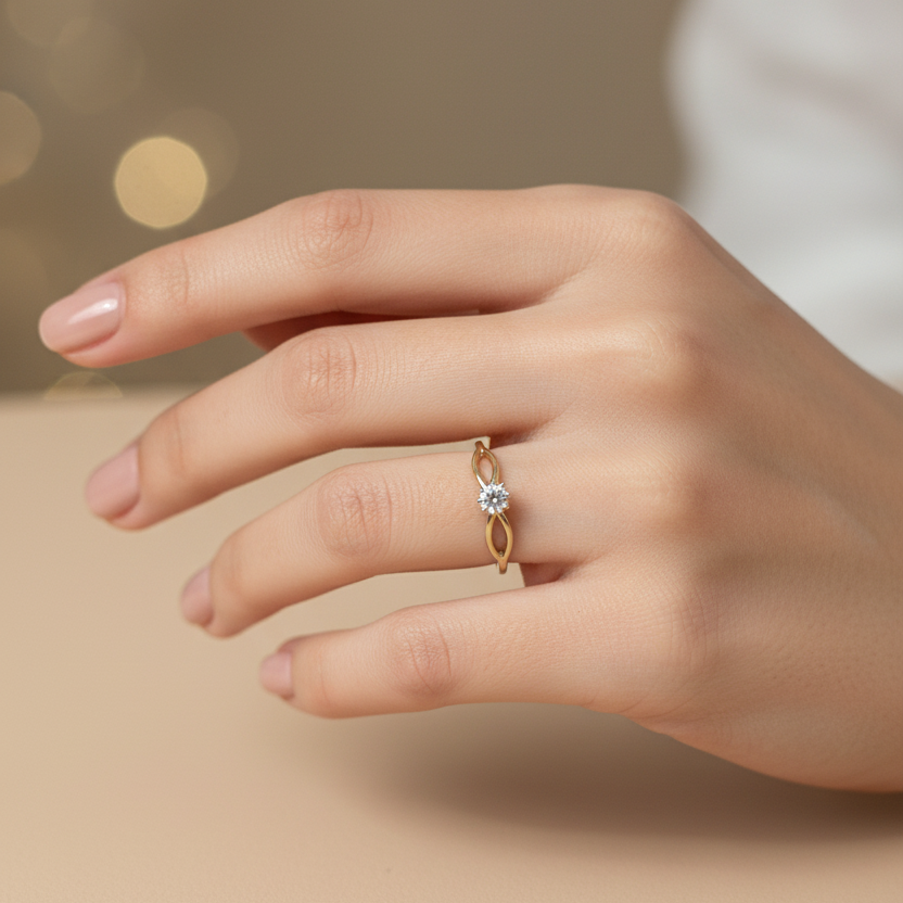 Anillo solitario en mano delicada arreglada