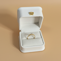 Anillo solitario fondo beige cuadrado