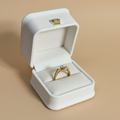 Anillo solitario split shank en caja beige