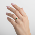 Anillo solitario verde - mano