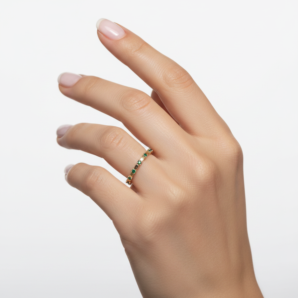 Anillo solo esmeraldas en mano
