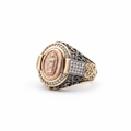 Anillo Virgen filigrana fondo blanco