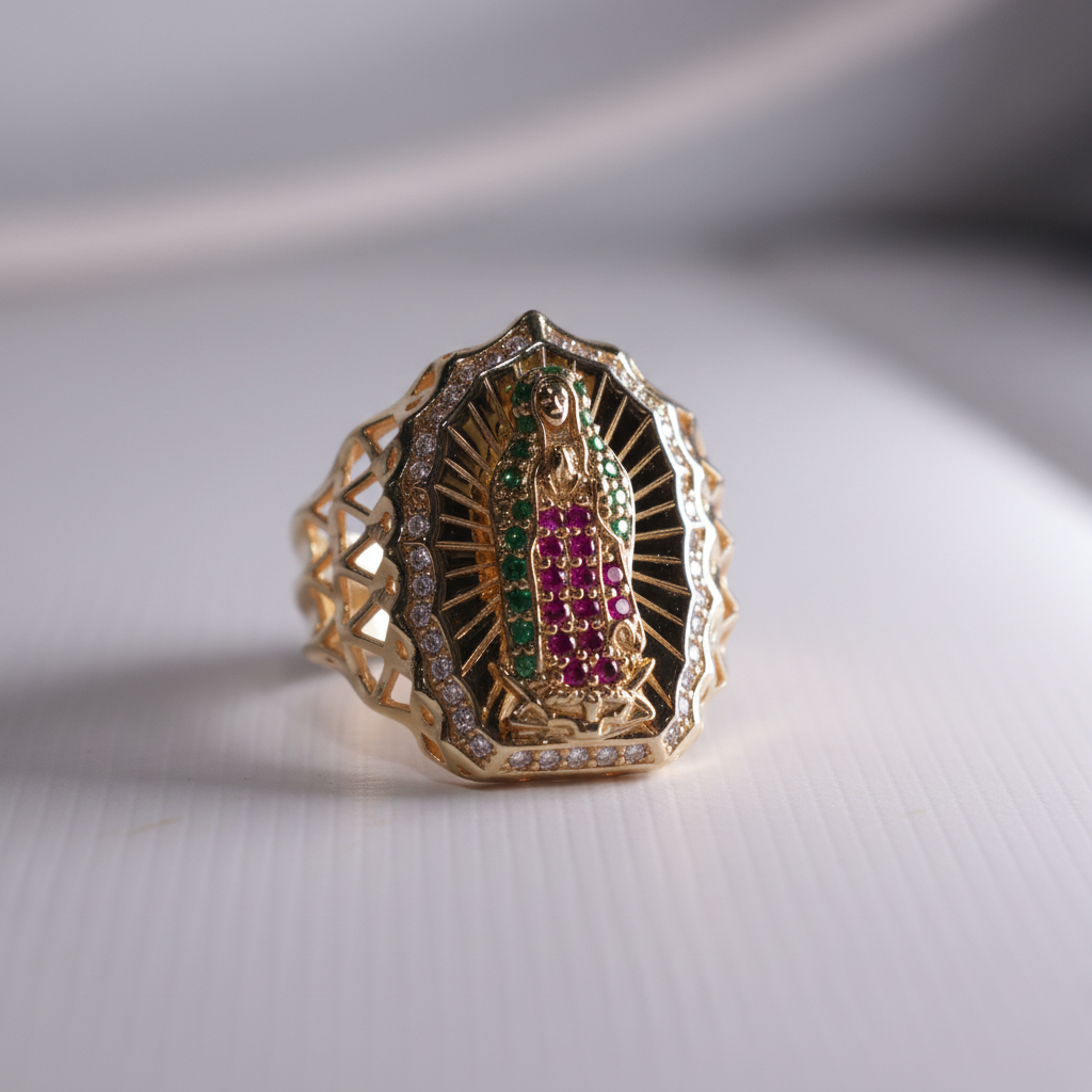 Anillo Virgen Guadalupe rubíes fondo blanco