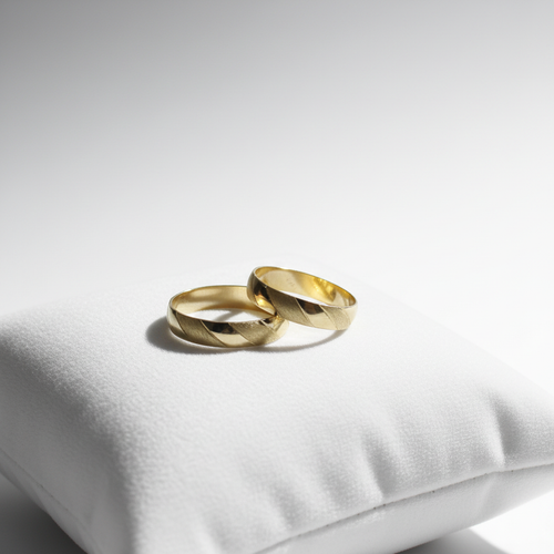 Anillos en almohadilla blanca luxury