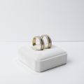 Anillos en almohadilla blanca
