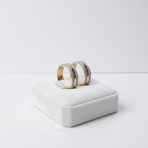 Anillos en almohadilla blanca