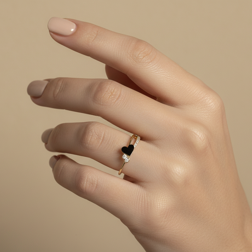 Anillos en mano de mujer