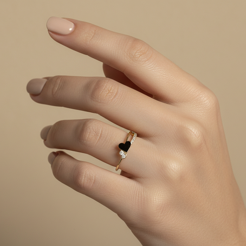 Anillos en mano de mujer