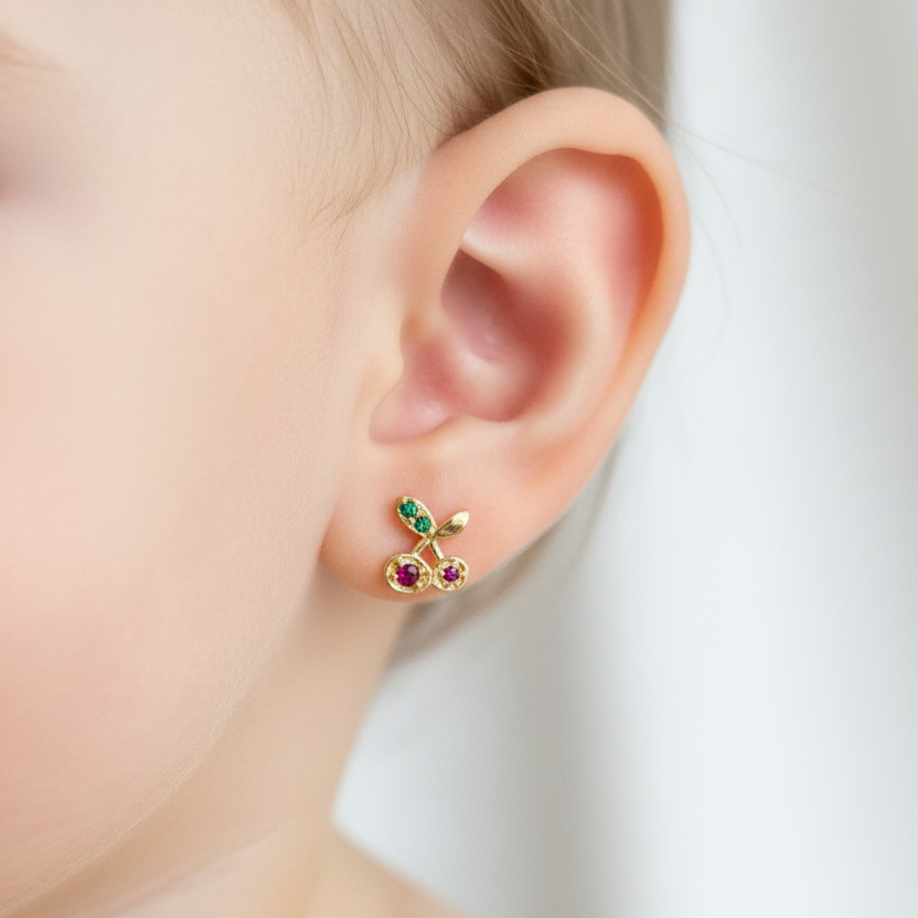 Arete cereza oro 18k en oreja bebé 0.1cm ultra pequeño