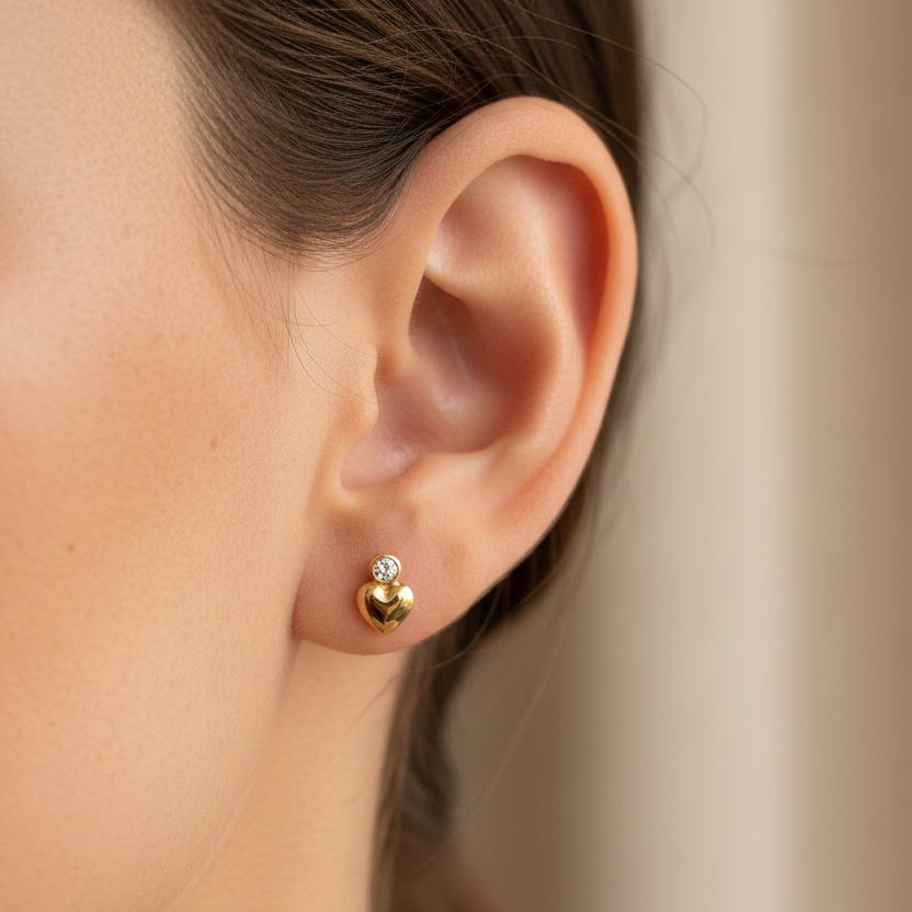Arete circón y corazón en oreja versión 2