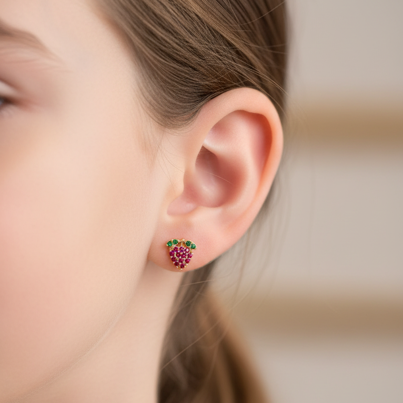 Arete fresa oro 18k en oreja niña 6 años 0.1cm ultra pequeño
