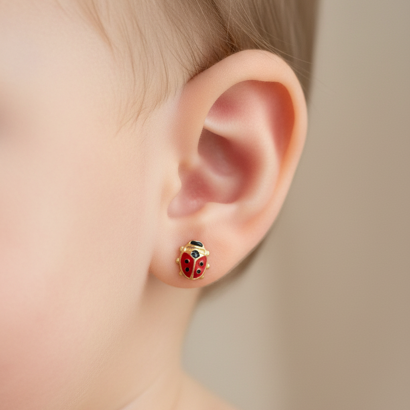 Arete mariquita oro 18k en oreja bebé exactamente 0.1cm ultra diminuto