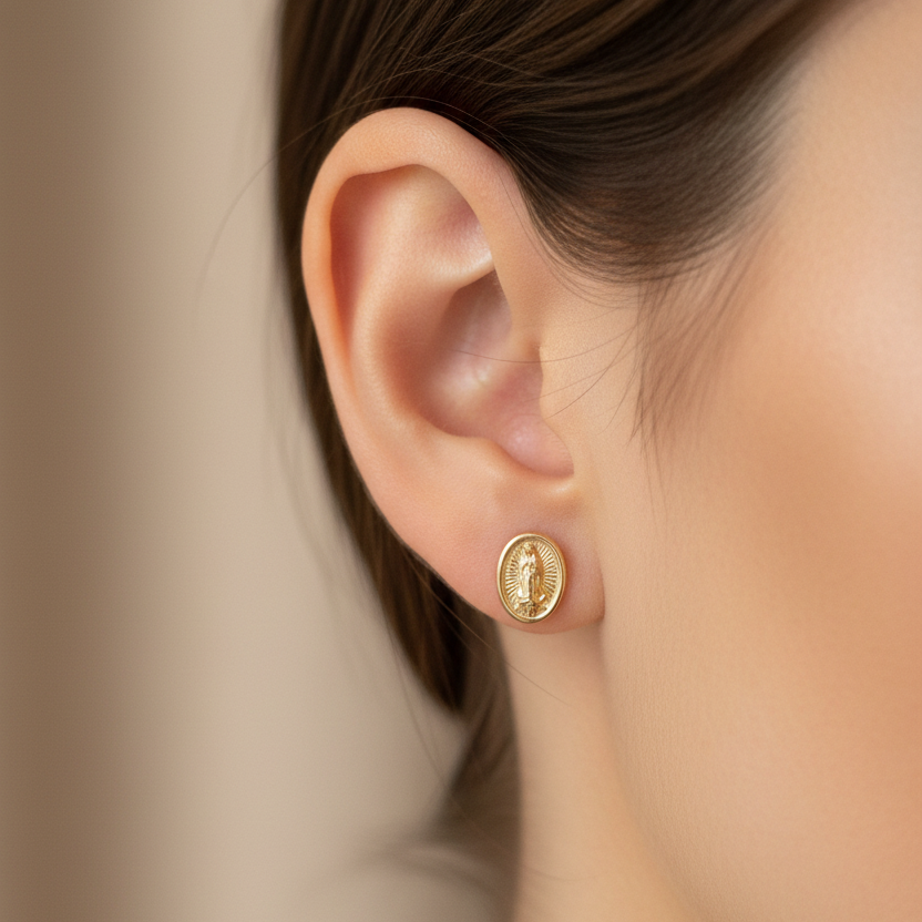 Arete medallón ovalado 0.1cm en oreja
