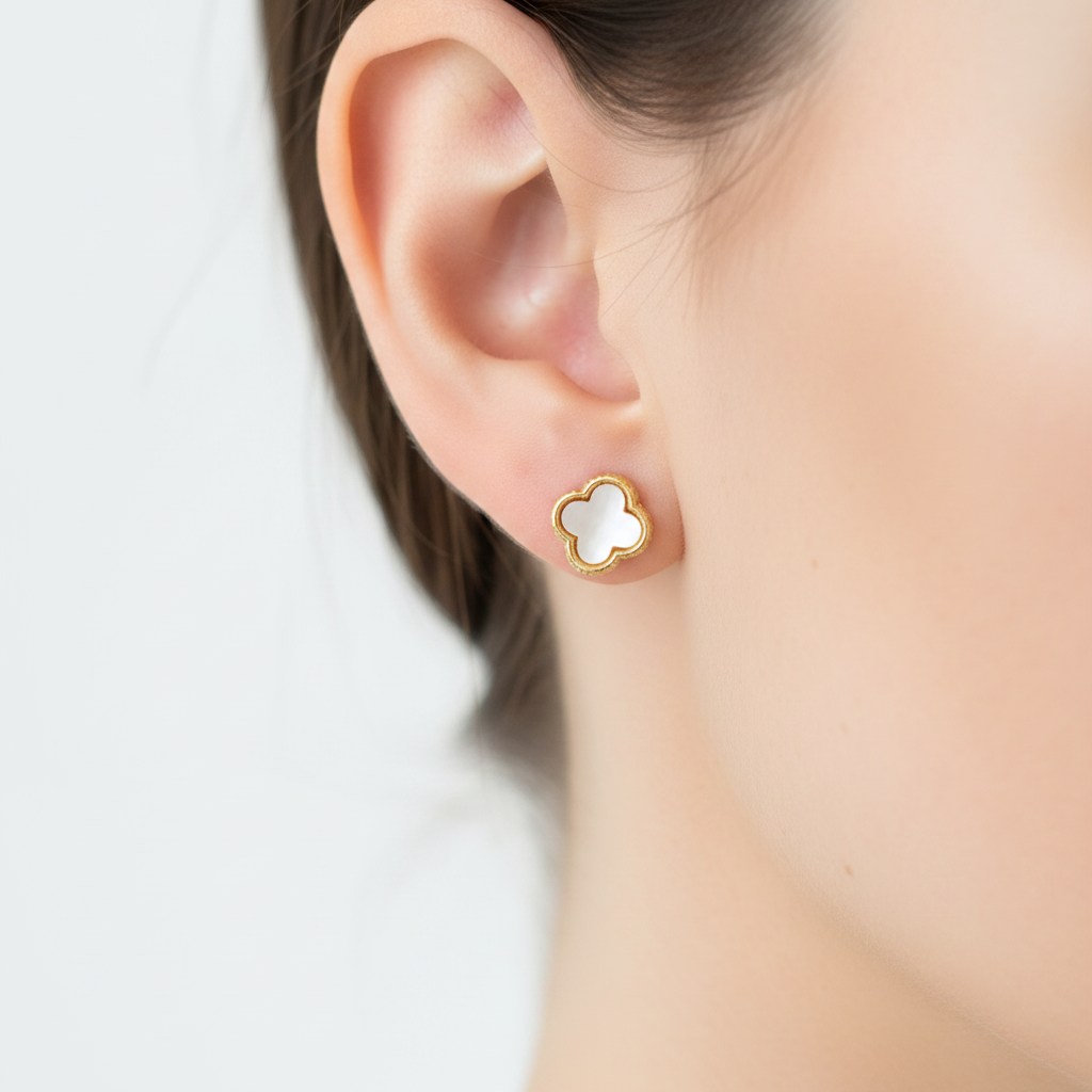 Arete trébol nácar blanco 5mm en oreja