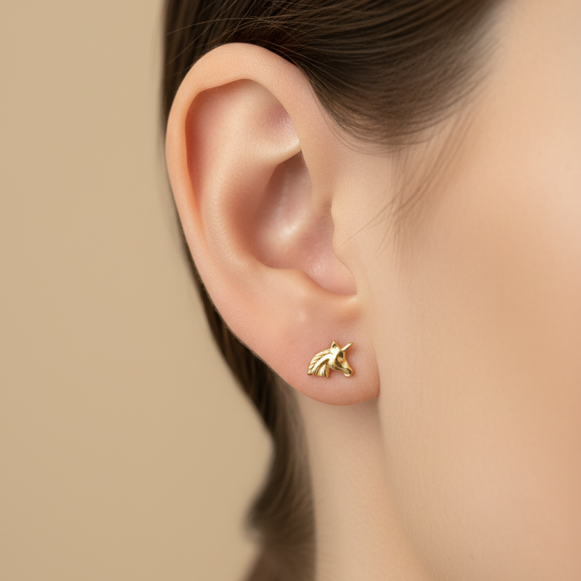 Arete unicornio oro 18k en oreja 0.1cm