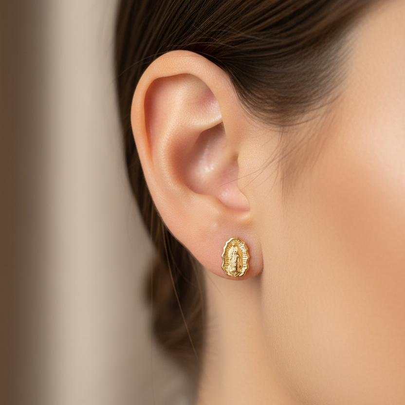 Arete Virgen María en oreja