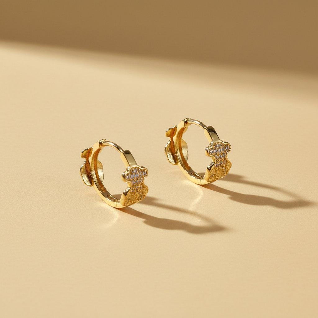 Aretes argolla con detalle de flor en oro 18K - catálogo