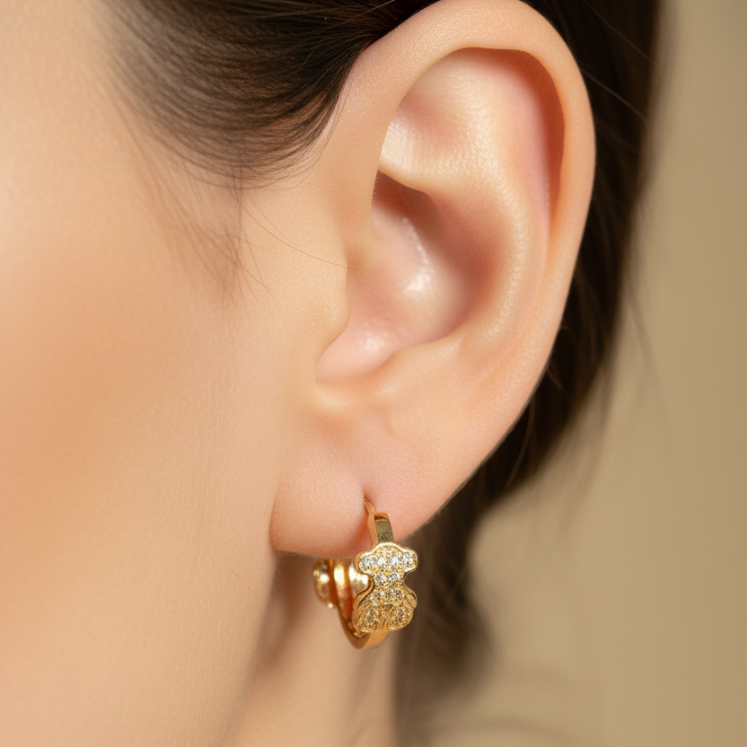 Aretes argolla con detalle de flor en oro 18K - tamaño pequeño