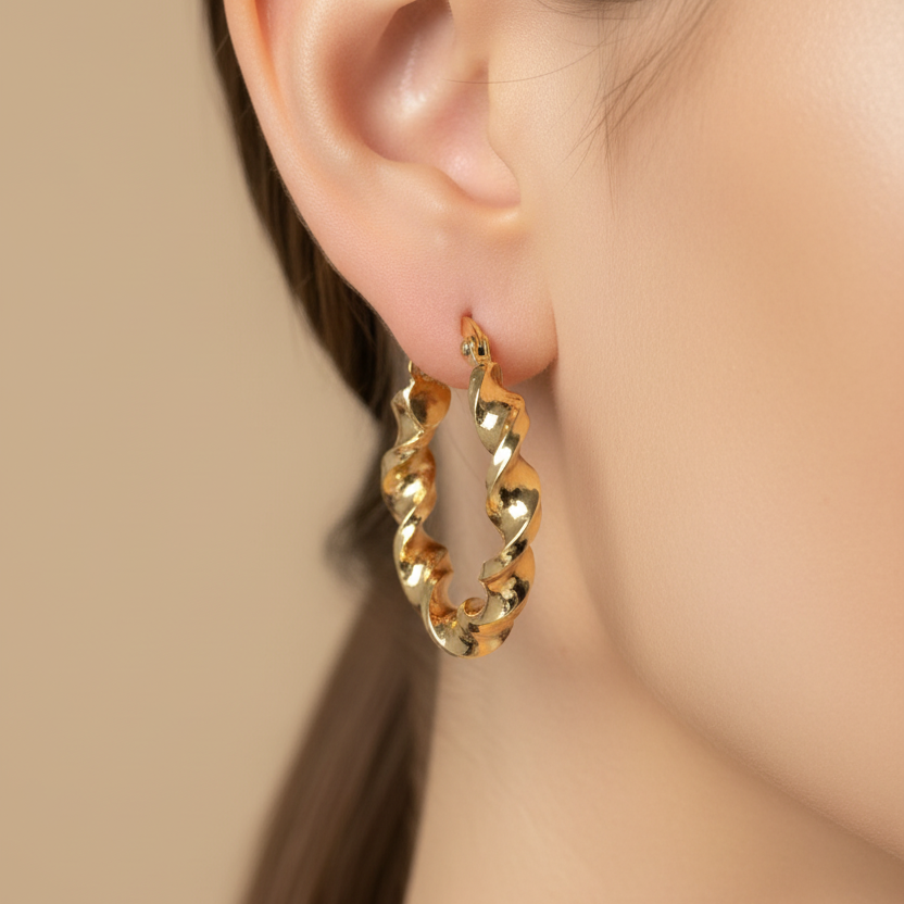 Aretes argolla con eslabones torcidos en oro 18K - en oreja