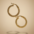 Aretes argolla con textura diamantada en oro 18K - ambos flotando