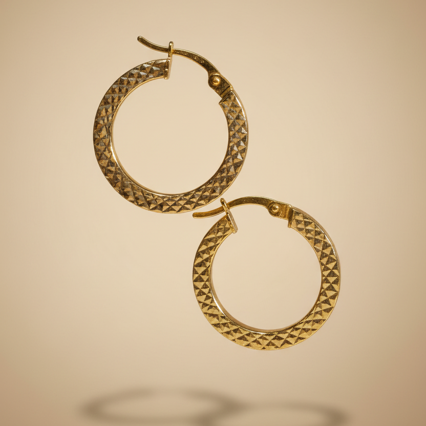 Aretes argolla con textura diamantada en oro 18K - ambos flotando