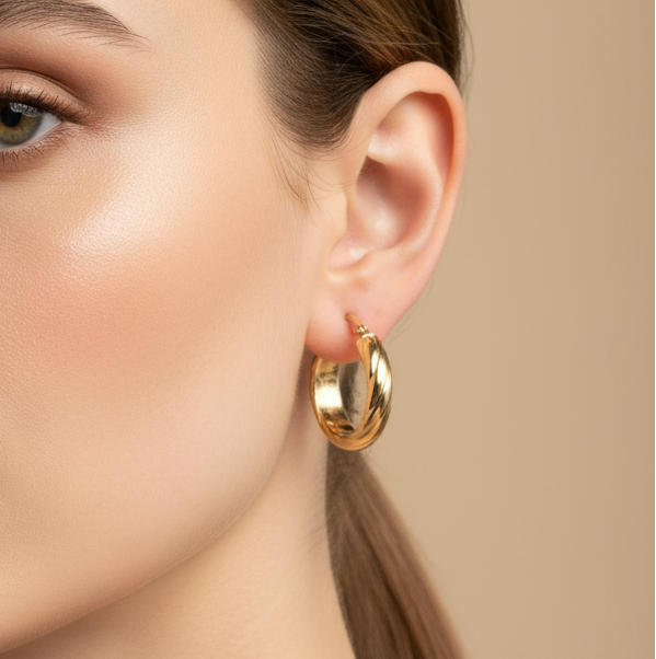 Aretes argolla torcidos en oro 18K - en modelo