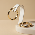 Aretes argolla torcidos en oro 18K - fotografía elegante