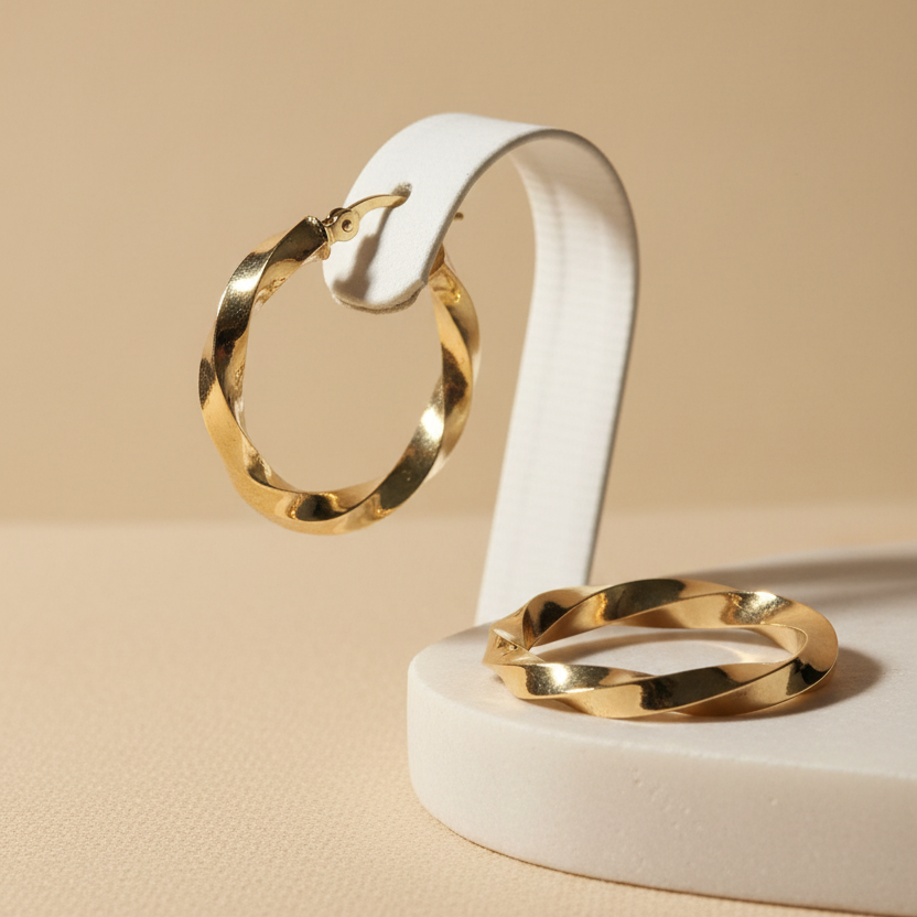 Aretes argolla torcidos en oro 18K - fotografía elegante