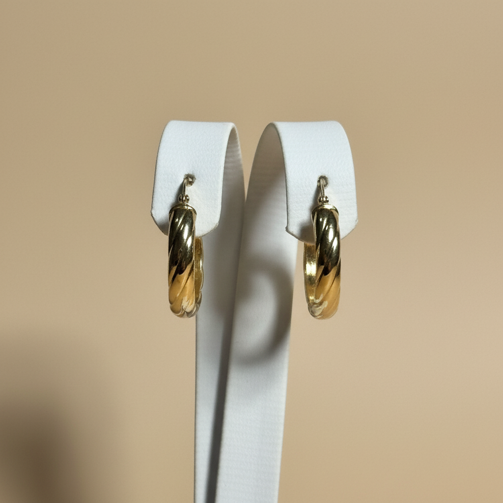 Aretes argolla torcidos en oro 18K - vista frontal