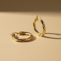 Aretes argolla torcidos en oro amarillo 18K