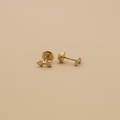 Aretes cochecito bebé fondo beige