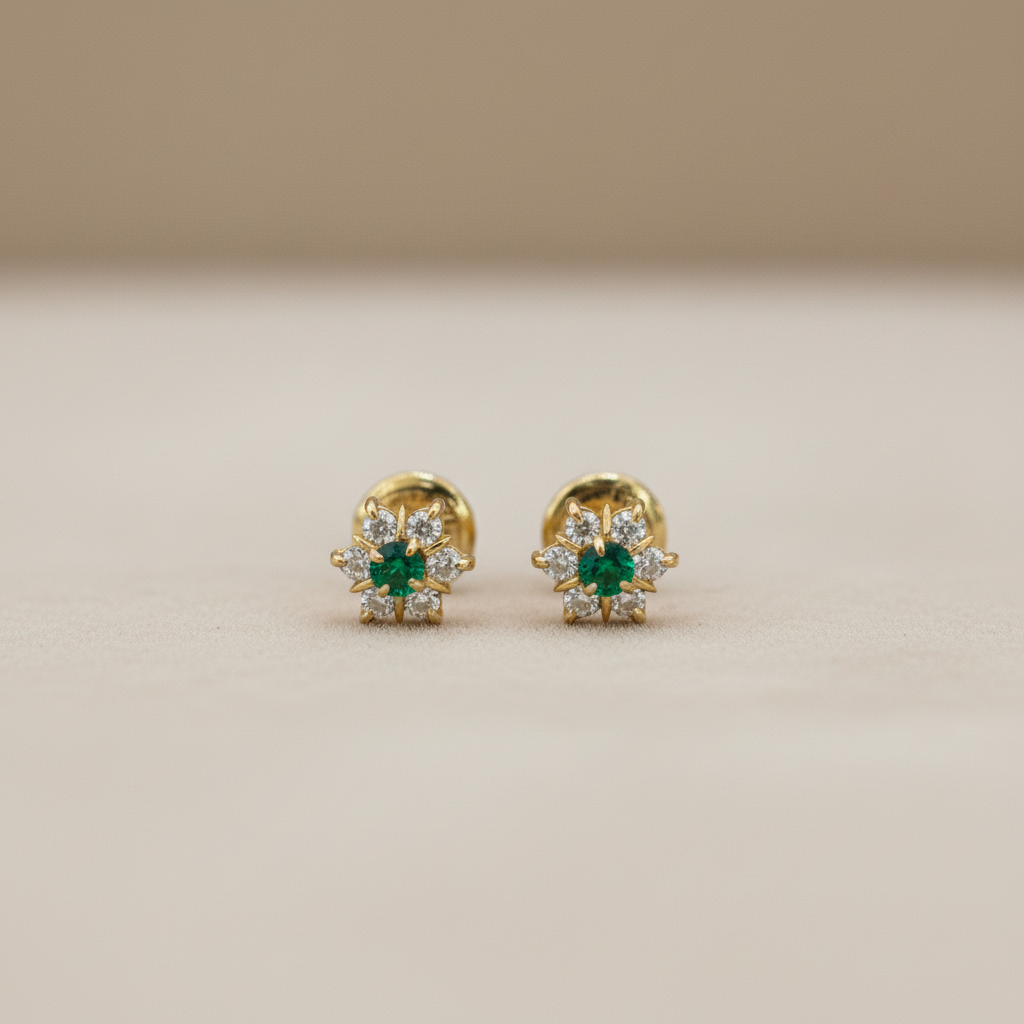 Aretes con esmeralda y circonitas de frente