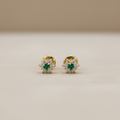 Aretes con esmeralda y circonitas de frente