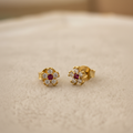 Aretes con rubí oro resaltado fondo limpio