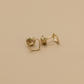 Aretes corazón fondo beige