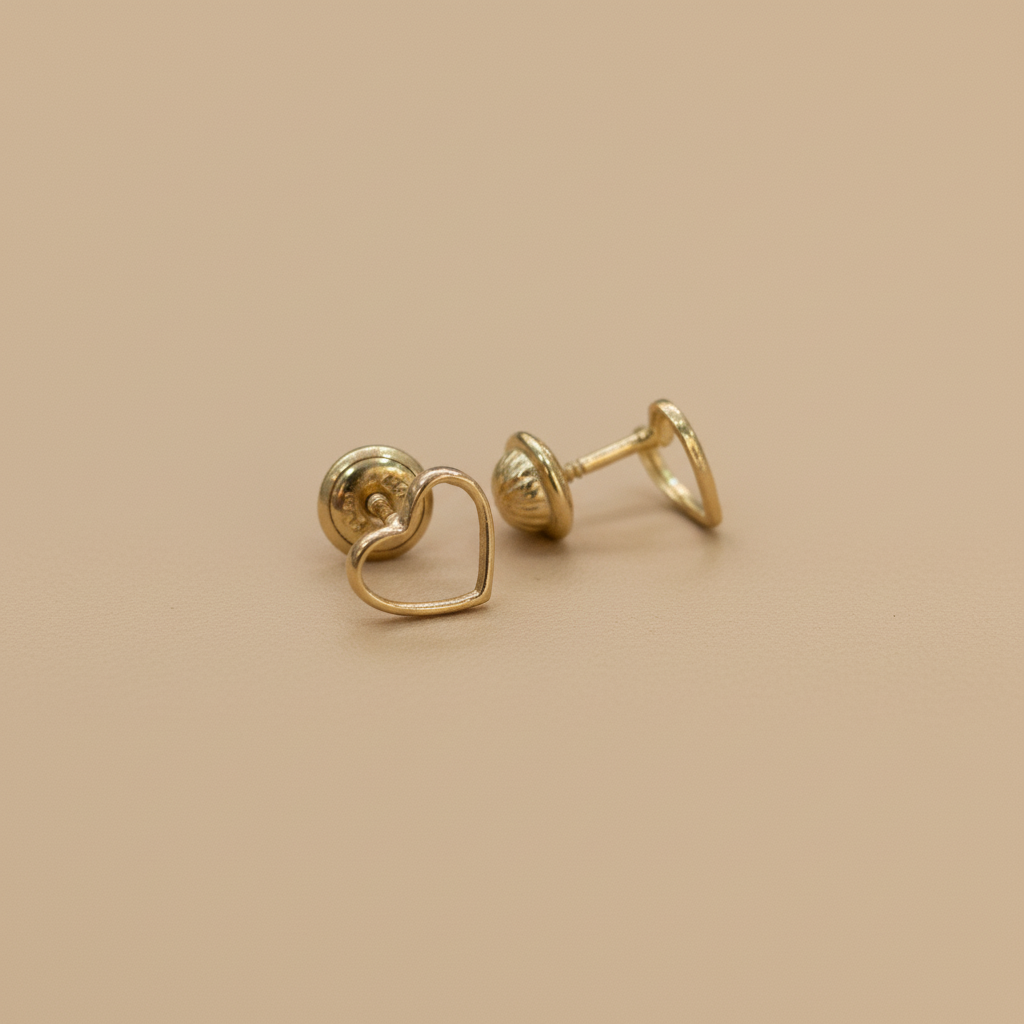 Aretes corazón fondo beige